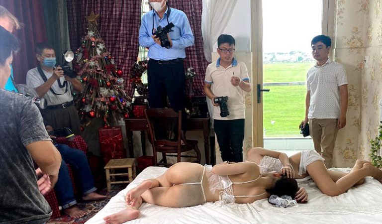 Hậu trường chụp nude 2 em người mẫu xinh tươi